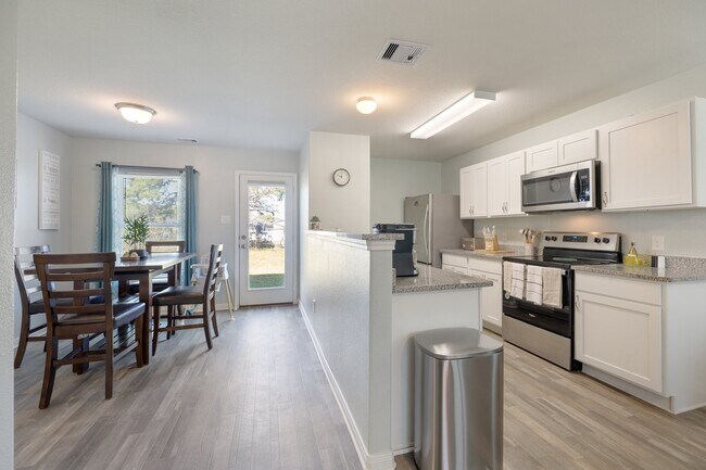 Building Photo - 196 Goldenrod