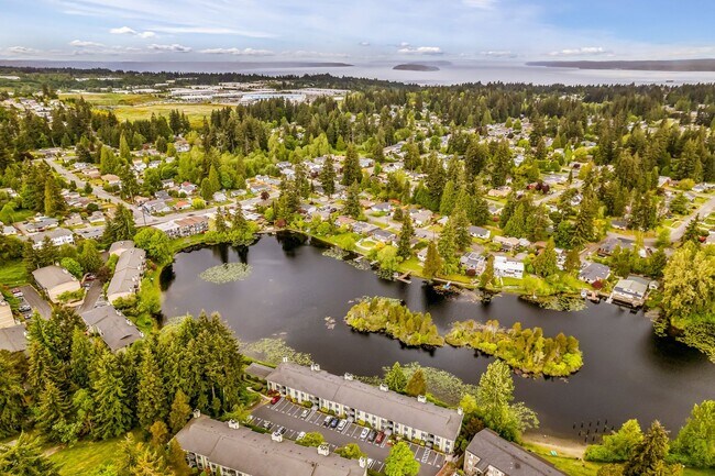 Building Photo - 2 Bedroom 1 Bathroom Lakeside Unit!