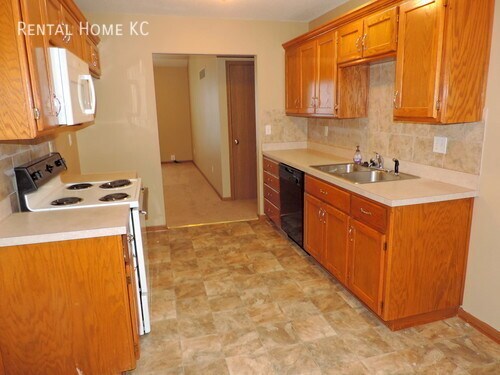 Building Photo - 2-bedroom Townhouse with Double Garage #11228