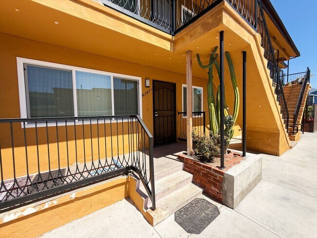 Building Photo - 4348 - 4352 1/2 McClintock St