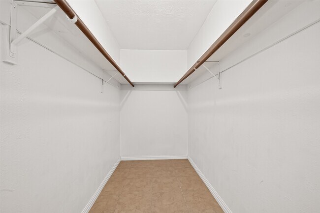 Building Photo - 7403 Shady Vale Ln