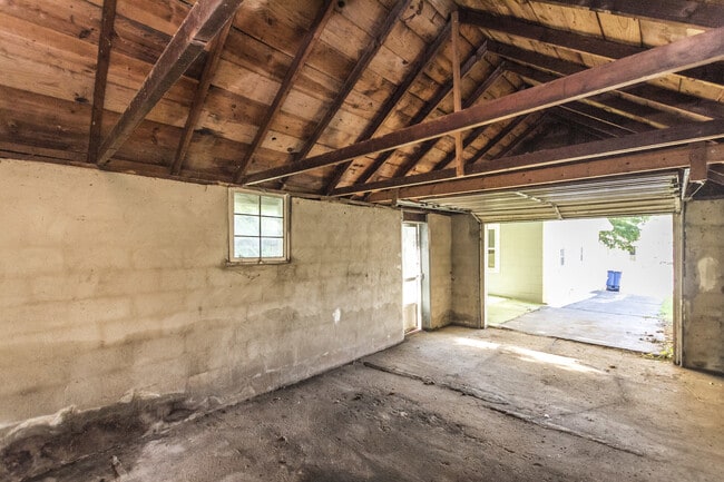 Building Photo - 2 Bedroom 2 Bathroom Home Available