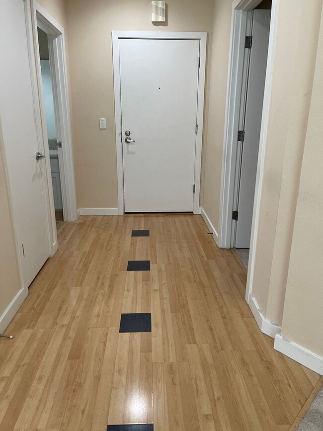 Building Photo - Fantastic Condo in the Heart of Downtown B...