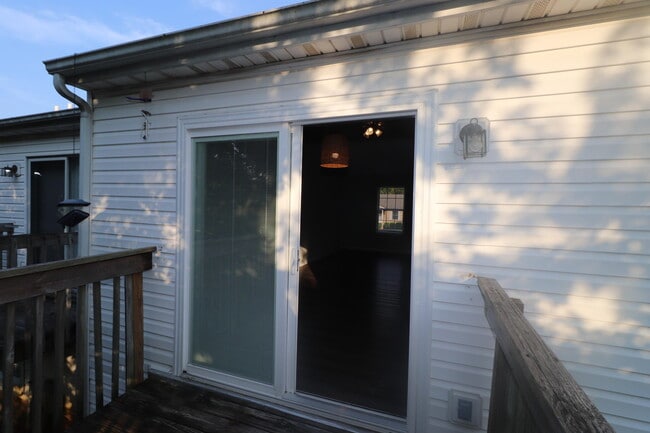 Building Photo - 320 Lakeview Dr
