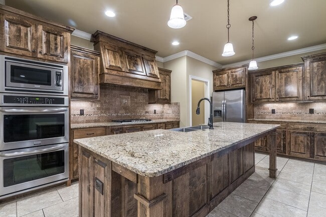 Building Photo - Beautiful Luxury Home!
