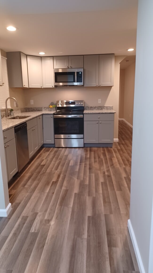 Kitchen - 135 Hamilton Ave