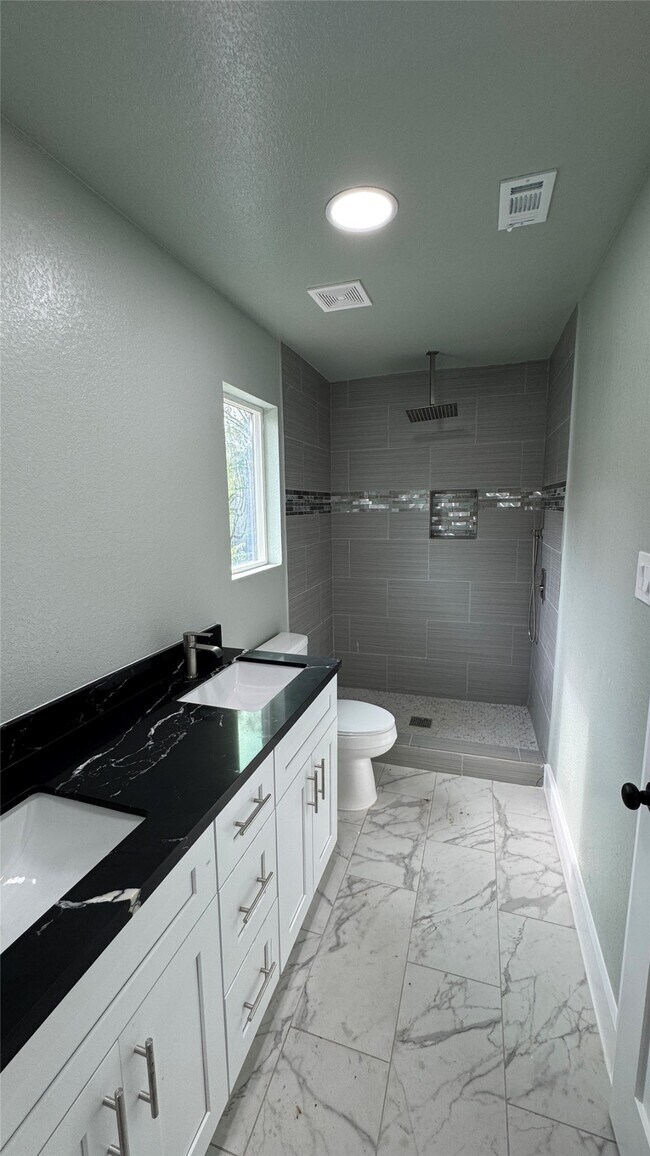 Building Photo - 129 S 10th St