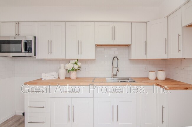 Building Photo - 4194 Packard St