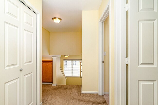 Building Photo - Available Now – Spacious 3-Bedroom Townhom...