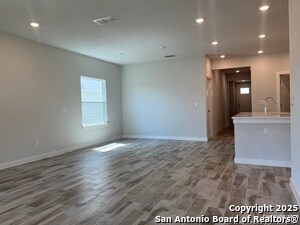 Building Photo - 760 Ft Leonard