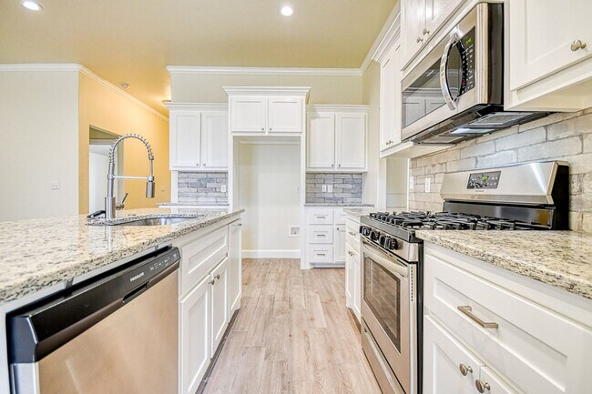 Building Photo - 3100 Pebble Pond Dr