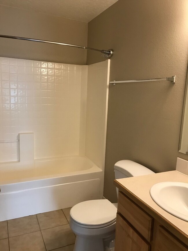 Building Photo - 3 bed/ 2 bath... 2 car garage... Single Level...In the Meadowbrook Subdivision.