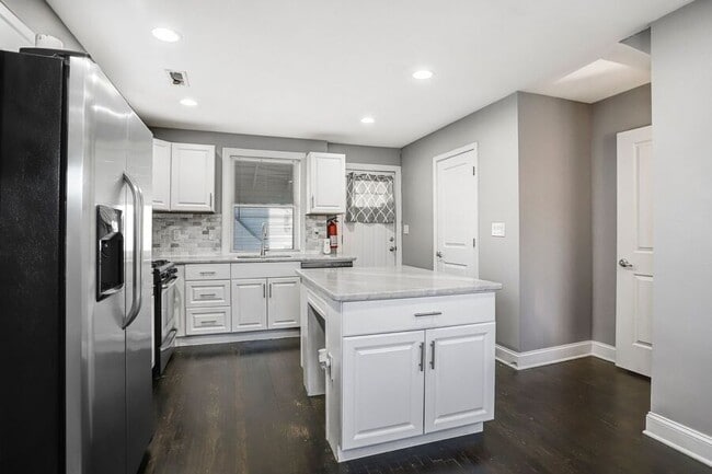 Building Photo - 812 Burns St SE