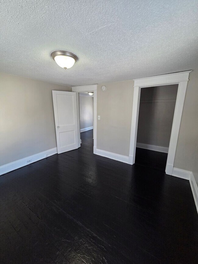 Building Photo - 2 bedroom, 1 bath house