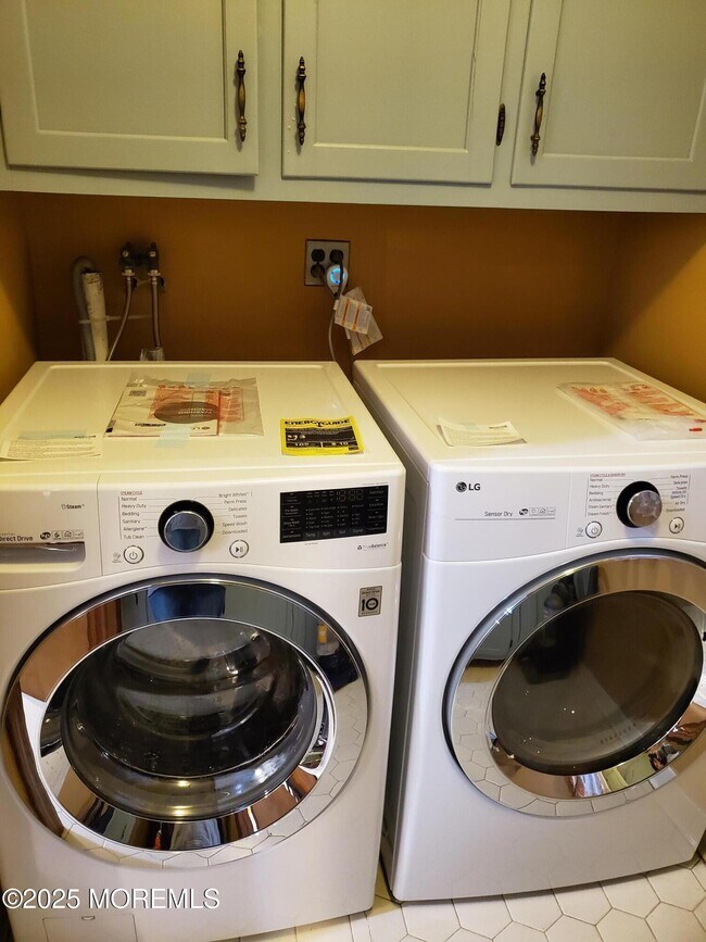 Building Photo - 411 Woodland Ave