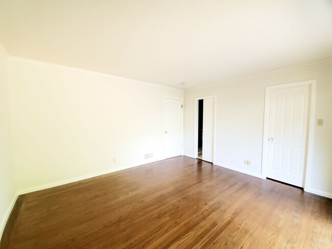 Building Photo - Hillsborough home with Bay views