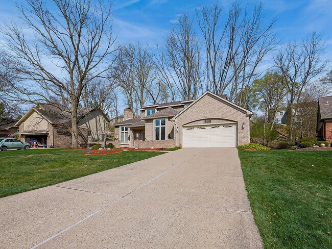 Building Photo - Welcome to this spacious single-family hom...