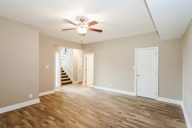 Building Photo - Spacious 4 Bed, 3 Bath Home with Fenced Yard and Garage