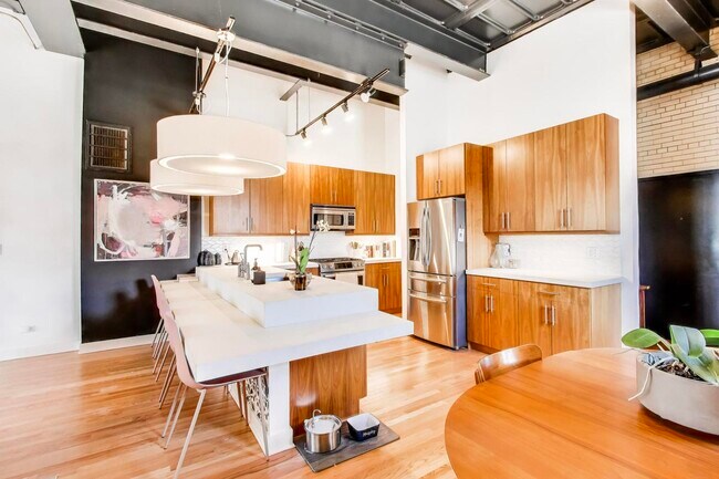 Building Photo - 1128 W Ardmore Ave