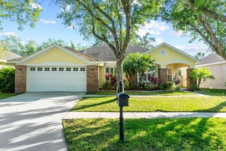 Building Photo - Beautiful 4-Bedroom Pool Home in the Heart of Westchase