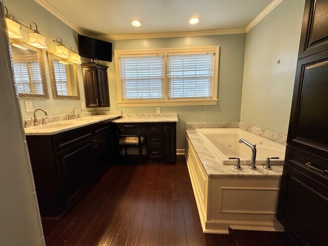 Building Photo - 5 Bedroom Home Between 12 South and Oak Hill