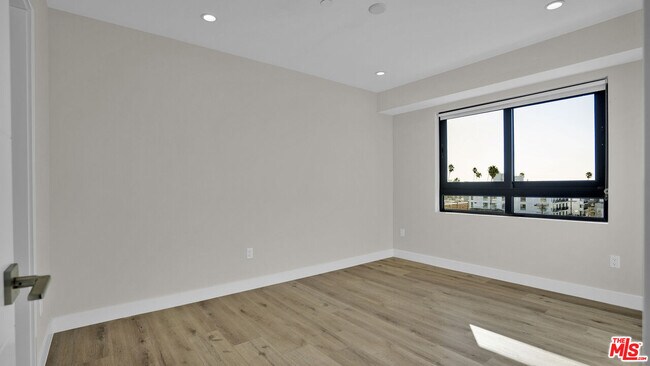 Building Photo - 846 S Mariposa Ave