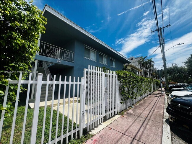 Building Photo - 2033 Calais Dr