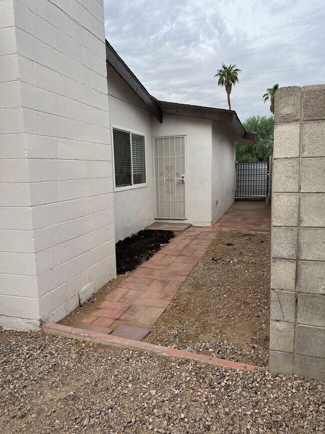 Building Photo - Cute 3 Bedroom Home