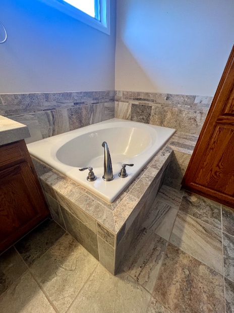 Building Photo - Spacious 4-Bed Retreat with Guest Suite & Fireplace