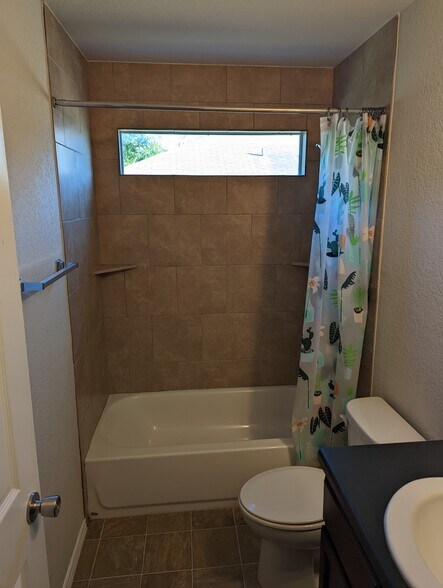 Second full bath upstairs - 13034 Oconnor Cv