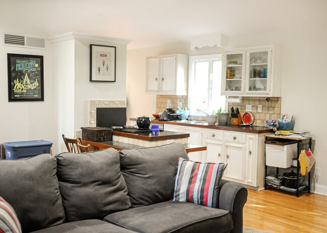 Building Photo - 4 Matisse Dr