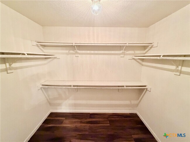 Building Photo - 3203 Viewcrest Dr