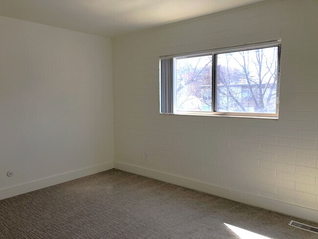 Building Photo - Beautiful 2 Bedroom Apartment with Office in Sugar House!