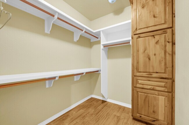 Building Photo - 623 Skyline Dr