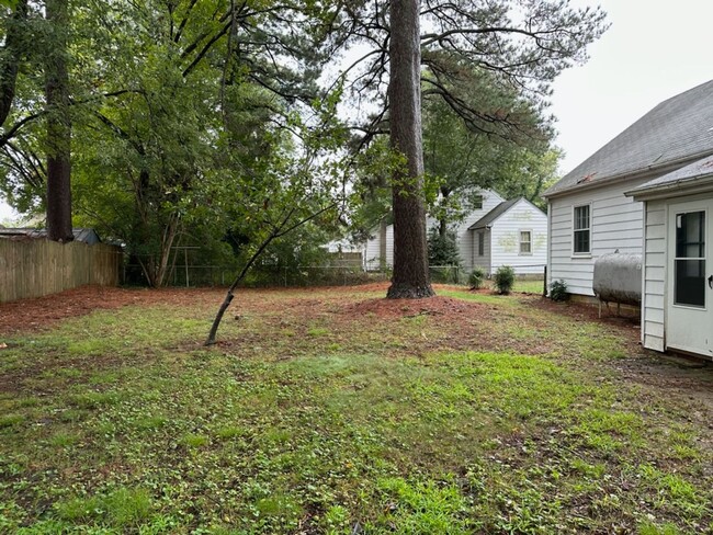 Building Photo - Spacious 3 Bedroom 2 Bath Rancher in Henri...