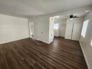 Building Photo - Raymond