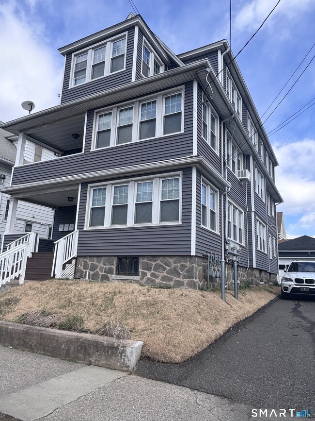 Building Photo - 624 Bishop Ave