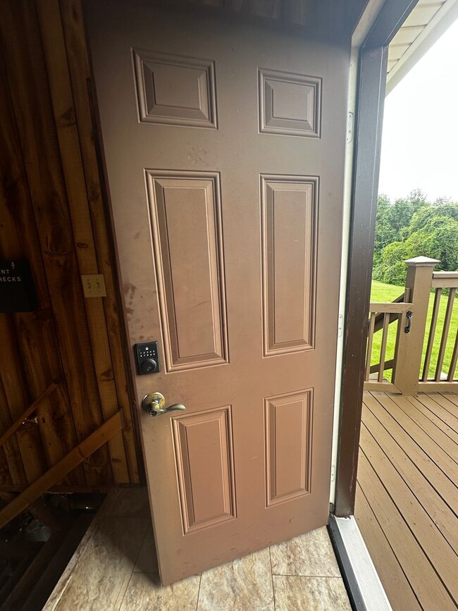 Building Photo - E. Morristown - 2 bed/1 bath duplex with b...