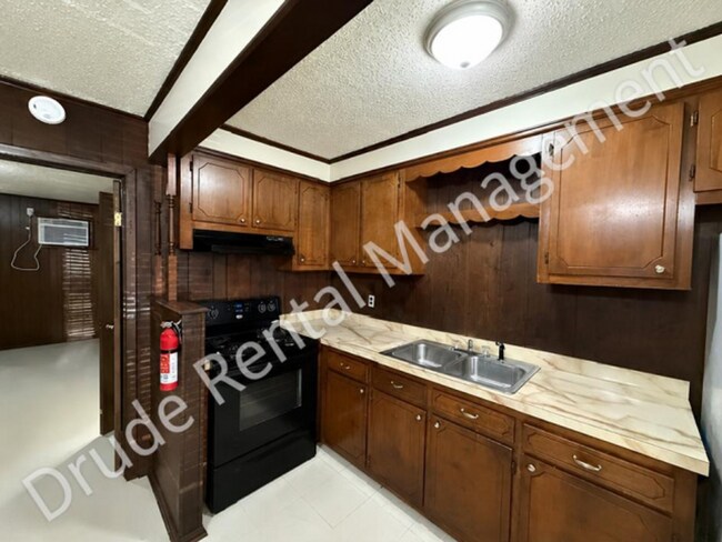Building Photo - 42185 Deborah Dr