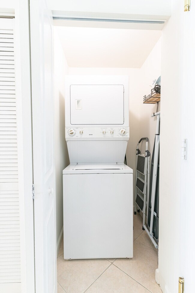 Building Photo - 3256 SW 22nd Terrace