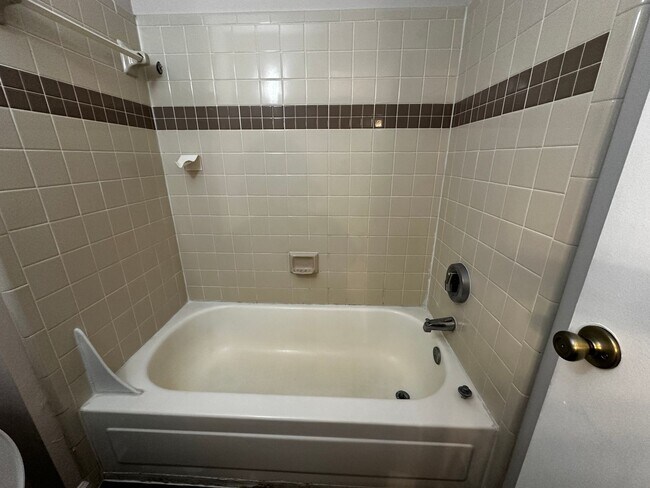 Building Photo - 1 bed/1 bath, 3rd Floor Condo Overlooking ...