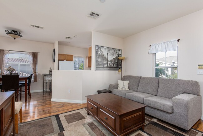 Building Photo - Fully furnished luxury 3br townhome with garage in gated Summerlin community