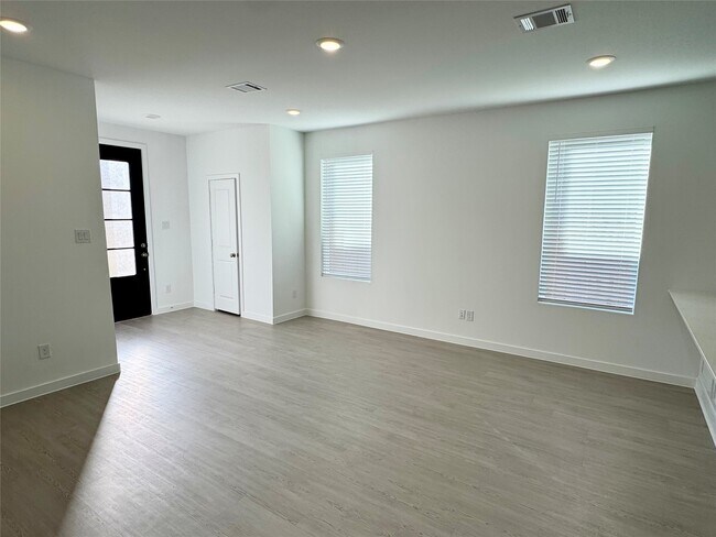 Building Photo - 5835 Majestic Sky Dr