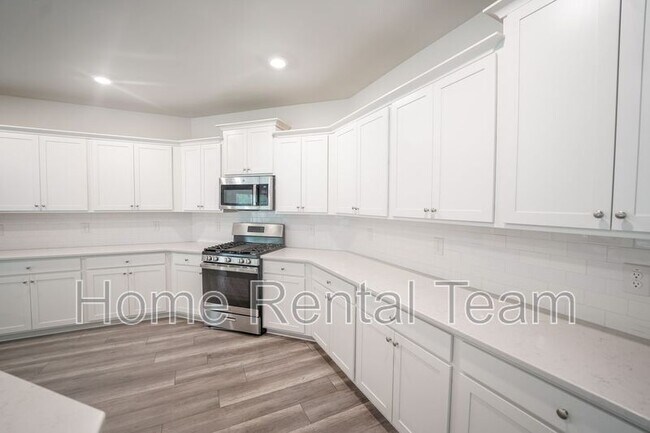 Building Photo - 225 Lillian St