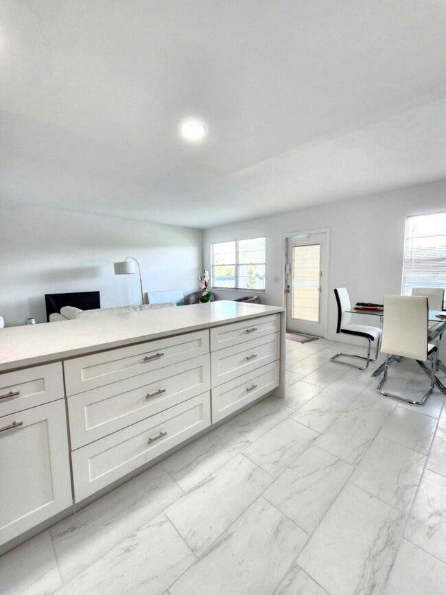 Building Photo - 2003 Lincoln A