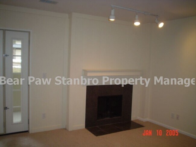 Building Photo - 2 bed / 1 bath rental