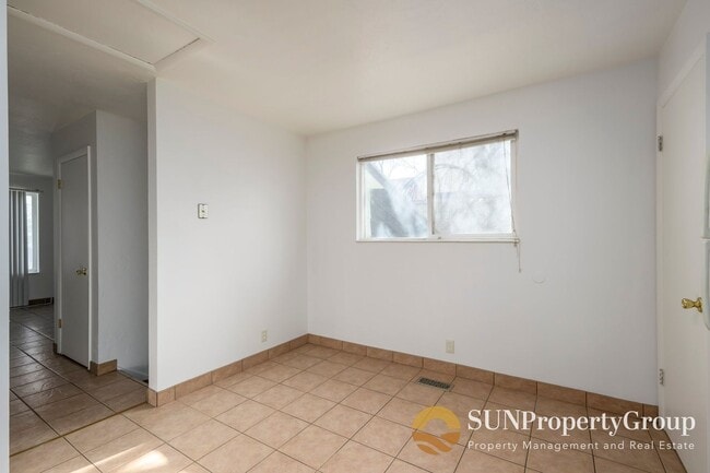 Building Photo - Duplex In Great West Valley Area