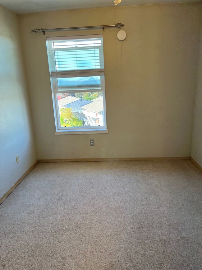 Building Photo - First Month's Rent FREE!! 2 bed 1Ba Top Fl...