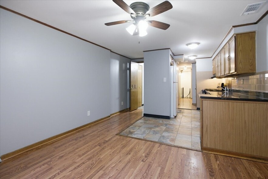 Building Photo - 1128 W Diversey Pkwy