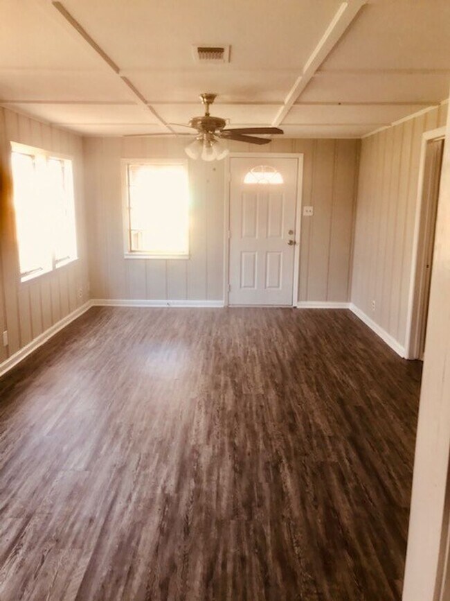 Building Photo - RECENTLY REMODELED 4 BEDROOM 2 BATH HOME I...
